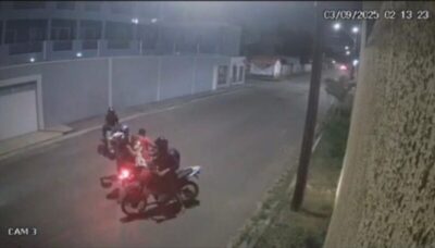Uma câmera de segurança registrou, na madrugada desta quarta-feira (3), o momento em que um casal foi perseguido e assaltado por três criminosos na Avenida Travessa Rio Grande do Sul, no Jardim Eldorado, em São Luís. Durante a ação, os assaltantes levaram a motocicleta do casal, que transportava um bebê de colo de 2 anos, tornando o crime ainda mais revoltante.