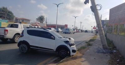 Na manhã desta segunda-feira (15), um carro de passeio se envolveu em um acidente na Avenida Conselheiro Hilton Rodrigues, no bairro Olho d’Água, em São Luís. O veículo colidiu contra um poste, que ficou inclinado e preso à rede elétrica.