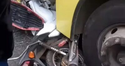 Susto: moto acaba esmagada embaixo de ônibus, em acidente na Capital do Maranhão