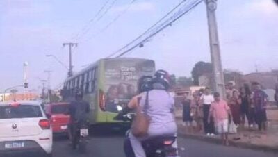 Ônibus fica no prego e deixa passageiros esperando na Estrada de Ribamar