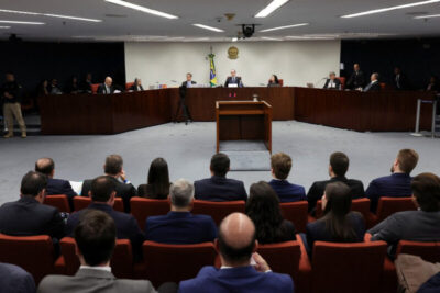 Julgamento de Bolsonaro, dia 1: Moraes diz que STF não cederá a pressões, Gonet traz provas da trama golpista e defesas se manifestam