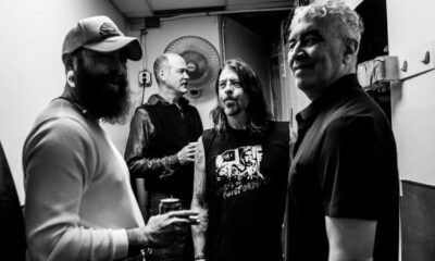 Nirvana se reúne com Post Malone para performance marcante de ‘Smells Like Teen Spirit’