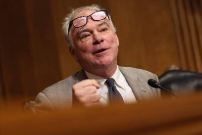 Senadores dos EUA apresentam resolução para revogar tarifaço de Trump