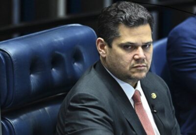Ministros do STF negociam com Alcolumbre penas menores a réus do 8/1, em troca de enterro da anistia, diz jornalista