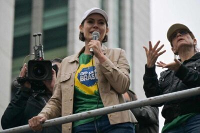 Ex-primeira dama chora em ato na Paulista e diz que prisão de Bolsonaro é “humilhação”