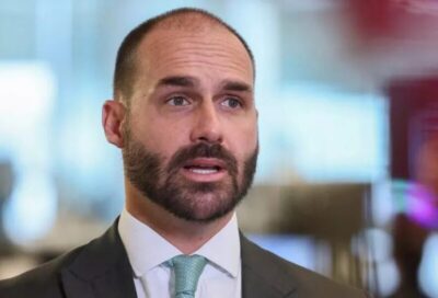 Eduardo Bolsonaro é escolhido líder da minoria em estratégia da oposição para blindá-lo de perder mandato