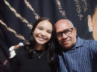 Vereador Mazinho e fotógrafo Valdir parabenizam prefeito de Riachão das Neves, Moab, pelo show de Maria Marçal