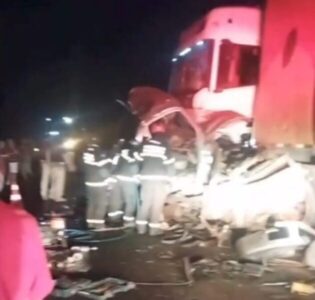 Acidente com duas carretas e F-4000 deixa um motorista morto na BR-222 em Santa Luzia