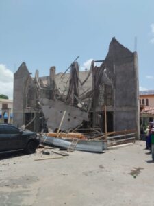 Fachada de igreja desaba e atinge veículos estacionados na Cohab