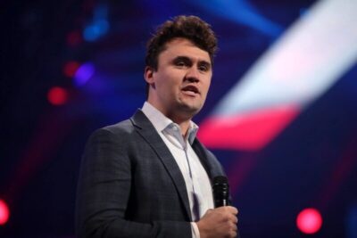 Jovem de 19 anos é preso após vandalismo em memorial de Charlie Kirk nos EUA