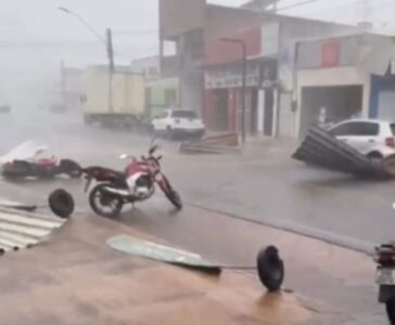 Chuva forte arranca telhados de lojas e causa pânico em Estreito