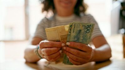Pesquisa aponta que assalariados com renda acima de R$ 6 mil pagam mais Imposto de Renda que milionários