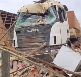 Caminhão desgovernado atinge residência e deixa três feridos em Açailândia