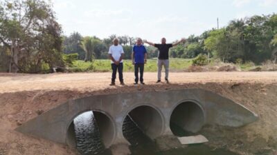 Prefeito Juvenal Silva entrega obra de substituição da antiga ponte por bueiros no povoado Calengue
