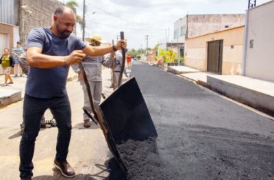 Em Bacabal , Roberto Costa acompanha trabalhos de pavimentação asfáltica
