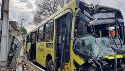 Ônibus colide contra muro e derruba poste no bairro Vicente Fialho, em São Luís