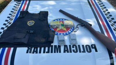 Arma de grosso calibre, munições e drogas são apreendidas no Quebra Pote