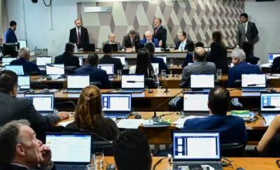 Em votação unânime, CCJ do Senado rejeita e enterra PEC da Blindagem
