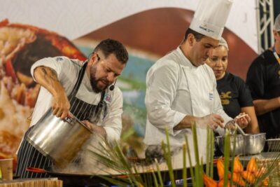 Show do Festival Esquina do Mundo, em Arraial D´ Ajuda reúne chefs renomados e sabores locais