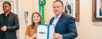 Iracema Vale participa da assinatura de MP que reajusta salário dos professores da educação básica