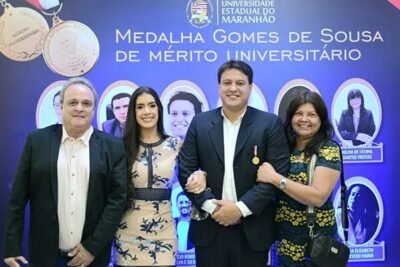 Felipe Camarão é homenageado com Medalha de Mérito Universitário