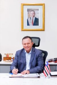 Advogados vão à Justiça contra fotos do governador em repartições públicas; juiz mantém Brandão nas paredes