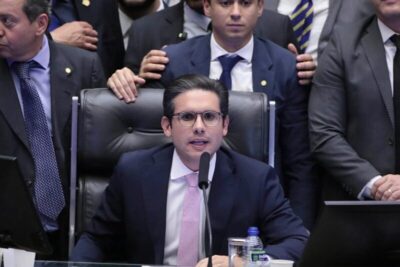 Presidente da Câmara barra filho de Bolsonaro