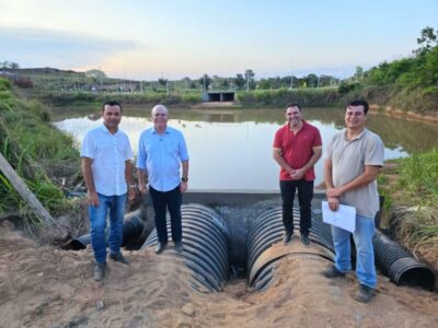 Hildo Rocha vistoria obras de drenagem e pavimentação no Bairro Ouro Verde, em Açailândia