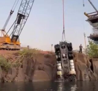 Primeiro caminhão é retirado do rio após queda de ponte entre Maranhão e Tocantins