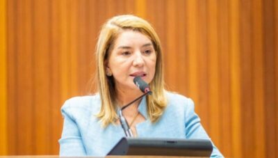 Iracema destaca ações do Governo que reflem na vida do maranhense Em discurso na sessão plenária desta quinta-feira (18), a presidente da Assembleia Legislativa do Maranhão, deputada Iracema Vale (PSB), destacou iniciativas do Governo do Estado que vêm impactando diretamente a vida da população, como os programas ‘Maranhão Livre da Fome’ e ‘Mais Asfalto’, entre outros investimentos a exemplo dos implementados na Universidade Estadual do Maranhão (Uema). Iracema ressaltou a importância do Maranhão Livre da Fome, programa que garante segurança alimentar às famílias em situação de vulnerabilidade social. A parlamentar citou a entrega de mais de 600 cartões em Barreirinhas, oportunidade em que pôde presenciar a alegria da população beneficiada. “Recebi muitos vídeos de pessoas mostrando que conseguiram reforçar a alimentação das crianças. Esse incentivo tem sido muito bem-vindo, especialmente para as famílias mais carentes”, afirmou a parlamentar. A presidente da Alema também agradeceu ao governador Carlos Brandão pelo Programa Mais Asfalto, que está em execução em diversos municípios da região dos Lençóis Maranhenses. “O programa chegou a Barreirinhas, Urbano Santos, Belágua e São Benedito do Rio Preto, transformando a realidade dessas cidades. O governador está a todo vapor, trabalhando em várias regiões do nosso Estado”, destacou. Oportunidades Outro ponto enfatizado pela deputada foi o fortalecimento do ensino superior no Maranhão. Ela parabenizou o Governo pela entrega da nova estrutura da Uema, que já garante oportunidades concretas a estudantes oriundos da rede pública. “Essa iniciativa do governador, em parceria com a Assembleia, de reservar 50% das vagas para alunos da rede pública, é um feito histórico e merece ser valorizado”, ressaltou Iracema Vale, fazendo alusão à Medida Provisória 497/2025, aprovada em agosto, que reserva 50% das vagas dos cursos de graduação oferecidos por instituições públicas estaduais de educação superior aos alunos que tenham cursado todas as séries na rede pública de ensino médio. Ao final, a chefe do Parlamento Estadual reafirmou a relevância das políticas implementadas pelo Executivo. “Esse é um gesto de compromisso com o povo. É oferecer ensino superior de qualidade, com estrutura belíssima, comparável às melhores universidades particulares, e acessível a quem mais precisa. Parabéns ao governador Carlos Brandão pelo brilhante trabalho em favor da população maranhense”, concluiu.