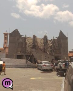 Teto de igreja em construção desaba e atinge veículos na Cohab