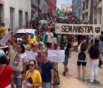 Manifestantes protestam em São Luís contra PEC da Blindagem e PL da Anistia