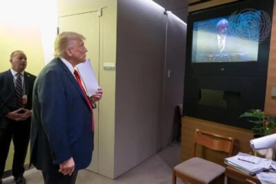 Trump é flagrado assistindo ao discurso de Lula antes de abraçá-lo e elogiá-lo