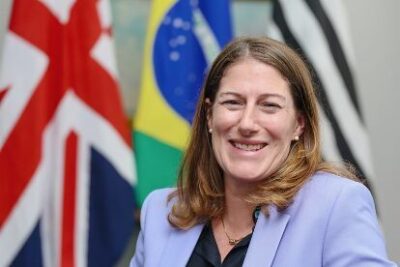 Embaixadora britânica conta como teve a vida salva pelo SUS