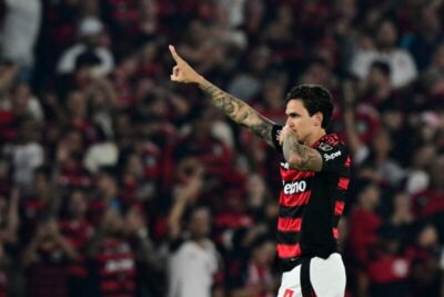 Flamengo começa arrasador, mas Estudiantes marca no final e diminui vantagem para jogo da volta