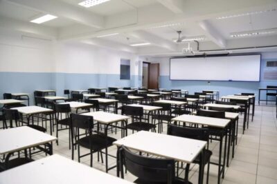 Menos alunos concluem ensino médio com nível adequado em português e matemática