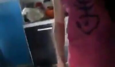 Pai pega filha no flagra com ‘namorado’ no chão da cozinha de casa