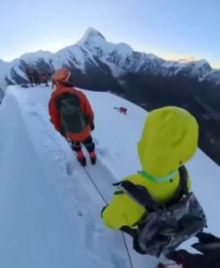 Tragédia no Monte Nama Feng: alpinista morre após despencar durante escalada na China