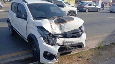 Carro atinge poste e deixa trânsito congestionado no Olho d’Água