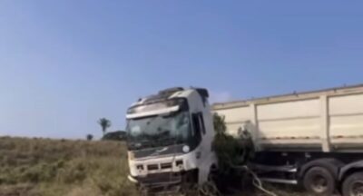 Carreta bi-trem desce ribanceira ao desviar de buraco na BR-316, sentido Lago da Pedra