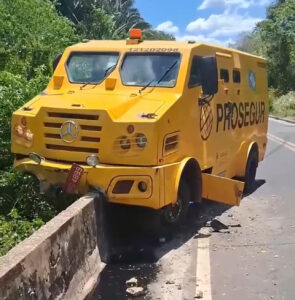 Acidente grave na MA 235, Carro-forte quase cai de ponte próximo a Coroatá