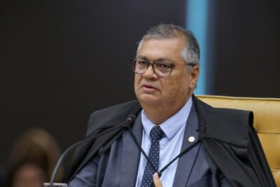 Sem citar filho de Bolsonaro, Dino diz que mandato parlamentar não comporta “home office”