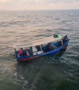 Quatro pessoas ficam a deriva em barco com risco de naufrágio em Panaquatira