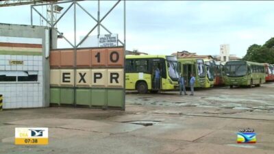 Vergonha sobre rodas: 1001 cobra passagem, mas nega direitos aos motoristas