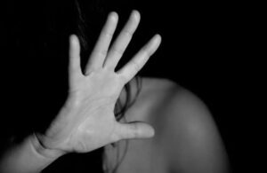 Homem invade casa pelo telhado e tenta matar ex-companheira e filho dela em São Luís