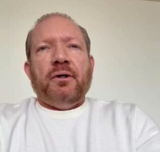 Othelino Neto critica urgência em projeto que prevê anistia a golpistas