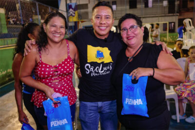 Penha entrega óculos no Projeto  Movimentação na Liberdade