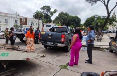 Carro da prefeita de Anapurus e guinchado na frente do Palácio dos Leões e possui mais de R$ 14 mil em débitos