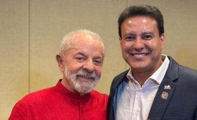 Camarão posa ao lado de Lula em evento nacional petista