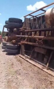 Tombamento de caminhão deixa feridos na BR-222 em Itapecuru Mirim/MA